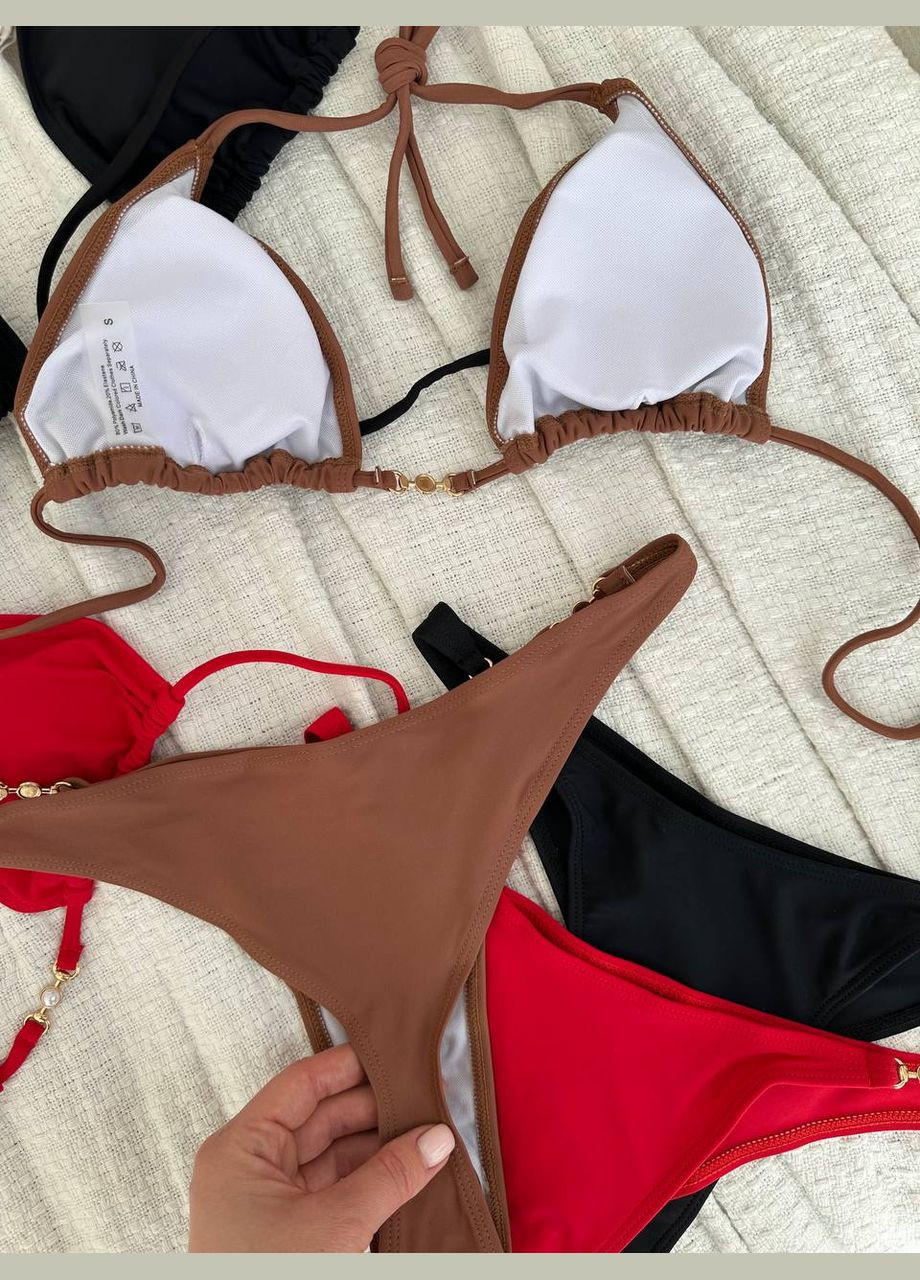 Красный летний удобный базовый купальник украшен фурнитурой. раздельный Vakko