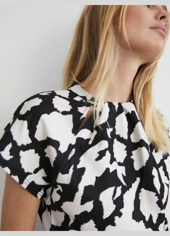 Біла блуза з абстрактним принтом Warehouse