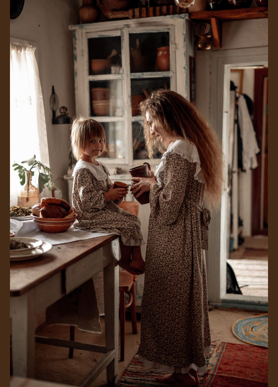 Бежева кежуал жіноча ретро сукня з рослинним візерунком V.O.G. з квітковим принтом