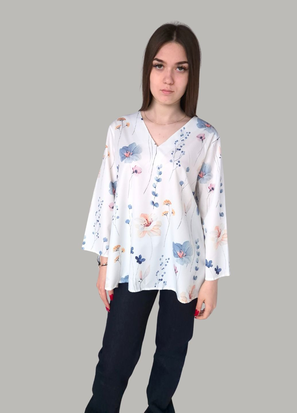 Біла блузка жіноча в квітковий малюнок без застібки без бренду No Brand