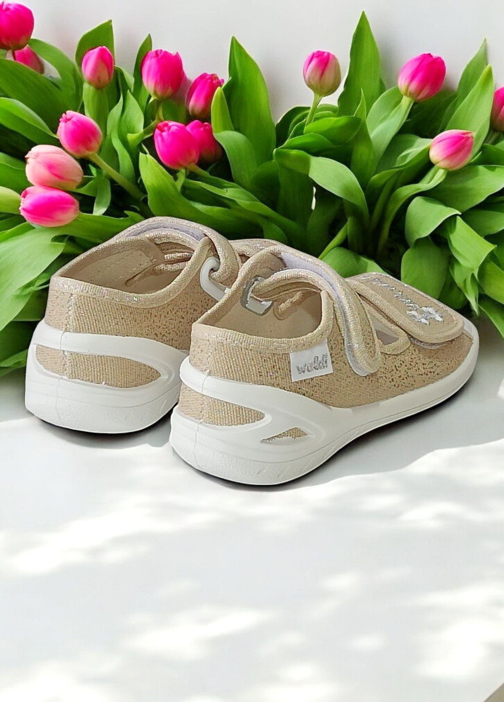 Золотые текстильные тапочки для девочки открытые ортопедические Waldi со стразами, с вышивкой