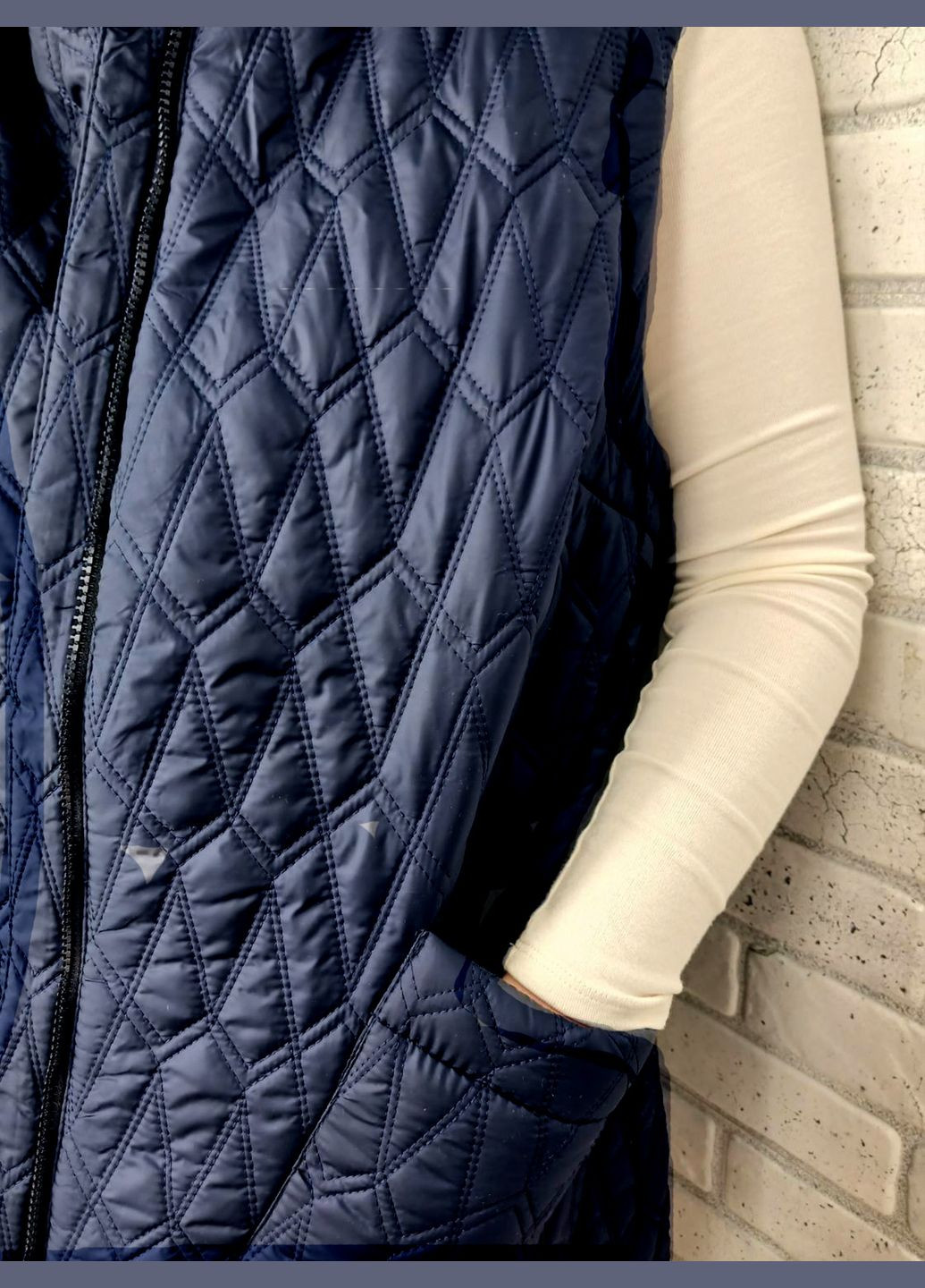 Женская стеганая жилетка демисезонная теплая на подкладке, с капюшоном и карманами, цвет кофейный No Brand (316843479)