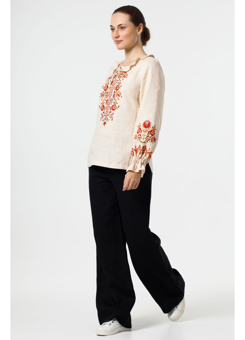 Бежевая женская льняная вышиванка с симметричным растительным орнаментом янка. белый, р.42, код 9476/42/101 ГАЛЕРЕЯ ЛЬОНУ