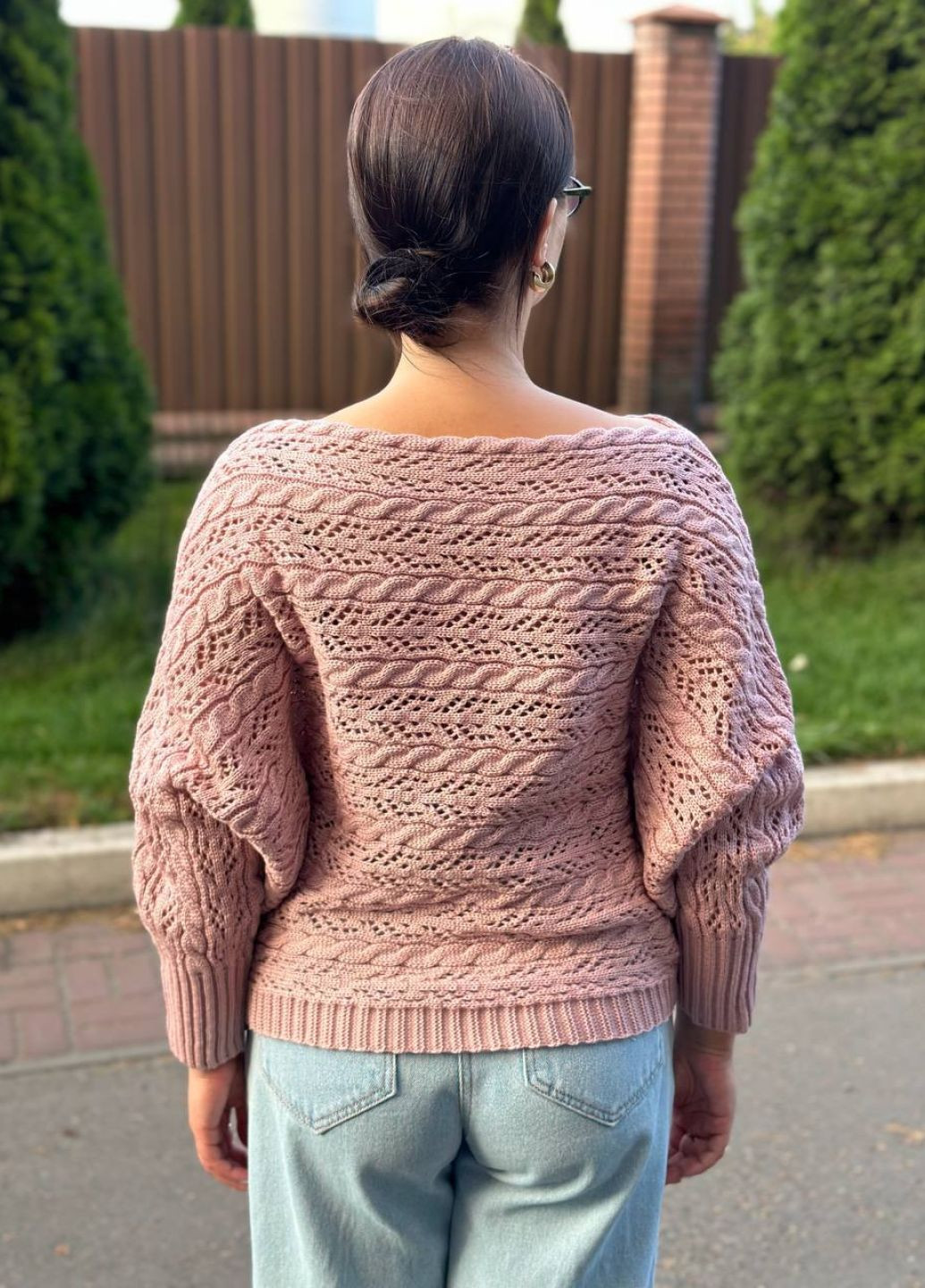 Пудровый демисезонный стильный вязаный свитер с манжетами на рукавах Allthings