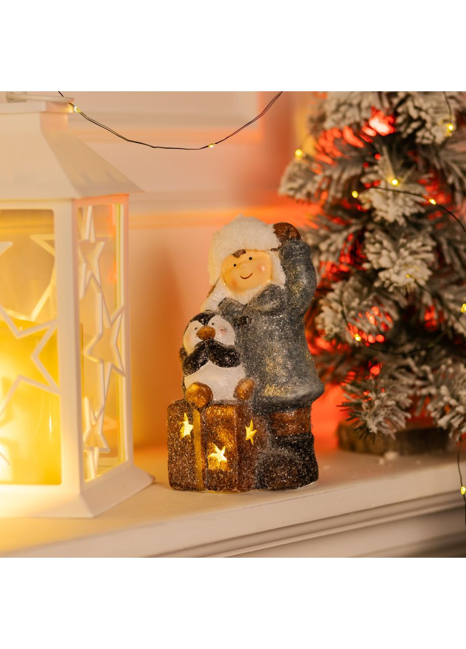 Новорічна декоративна фігурка з підсвічуванням порцелянова дівчинка з подарунком для інтер'єру. Yiwu (370602471)