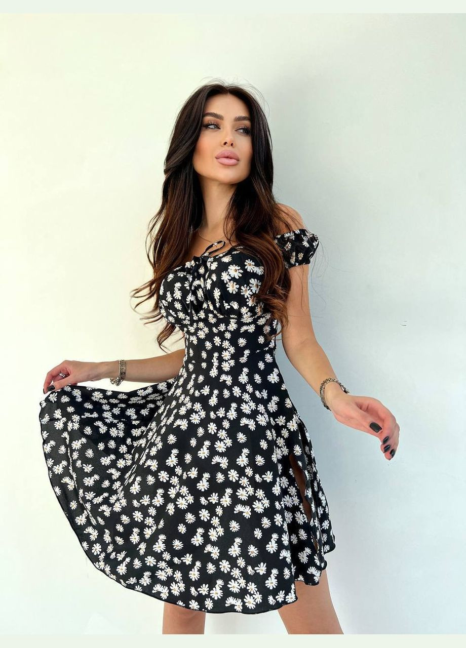 Черно-белое летнее платье в цветочном принте с открытым декольте и спущенным рукавом(на резиночке), прятное к телу платье с разрезом на ноге No Brand с цветочным принтом