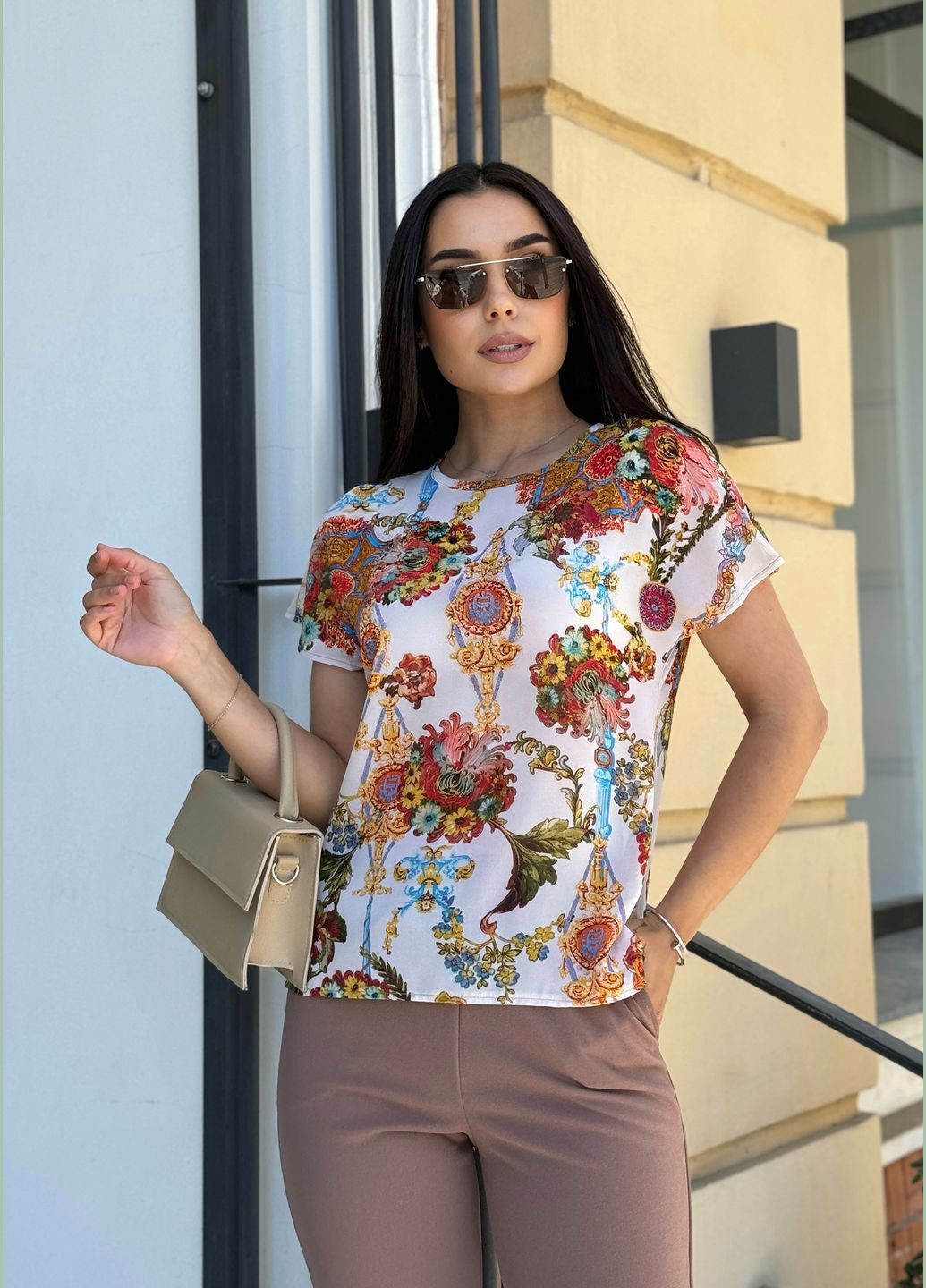 Белая летняя блузка-футболка свободного кроя с ярким принтом INNOE Блуза-футболка