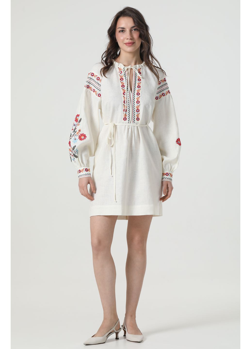 Бежева коротка пряма сукня-вишиванка з льону з квітковою вишивкою та поясом ружина., р., код 0497/50/1403 ГАЛЕРЕЯ ЛЬОНУ