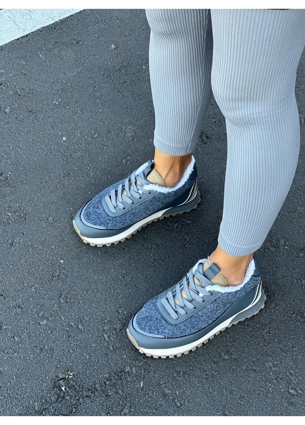 Зимові жіночі кросівки теплі сірі хутро баранчик на високій підошві No Brand сірі зими (367954637)