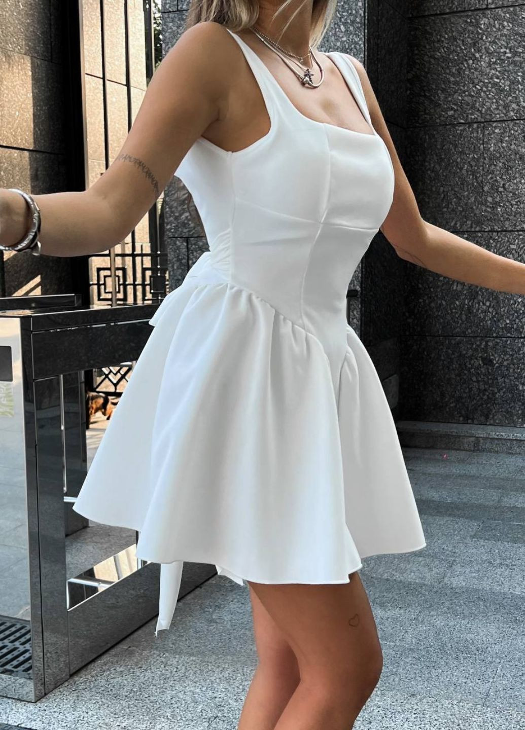 Белое повседневный корсетное миниплатье с бантиком сзади с пышной юбкой Allthings однотонное