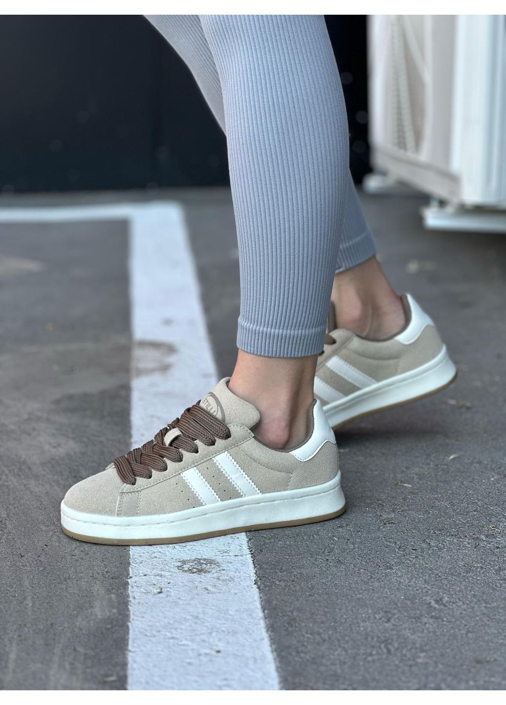 Бежеві жіночі кросівки бежеві повсякденні демісезонні замшеві кеди спортивні No Brand