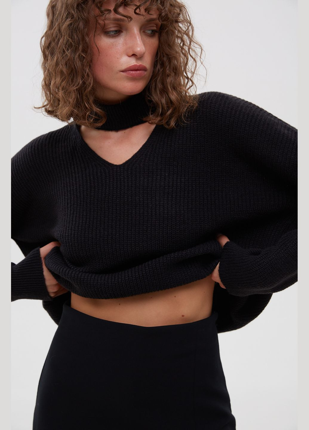 Чорний демісезонний светр, колір чорний Estro