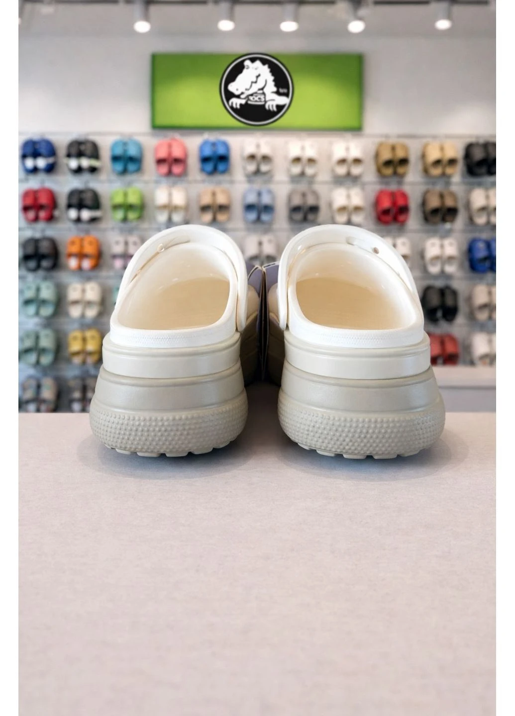 Унисекс сабо Classic Stacked Clog Chalk на платформе Crocs (380068851)