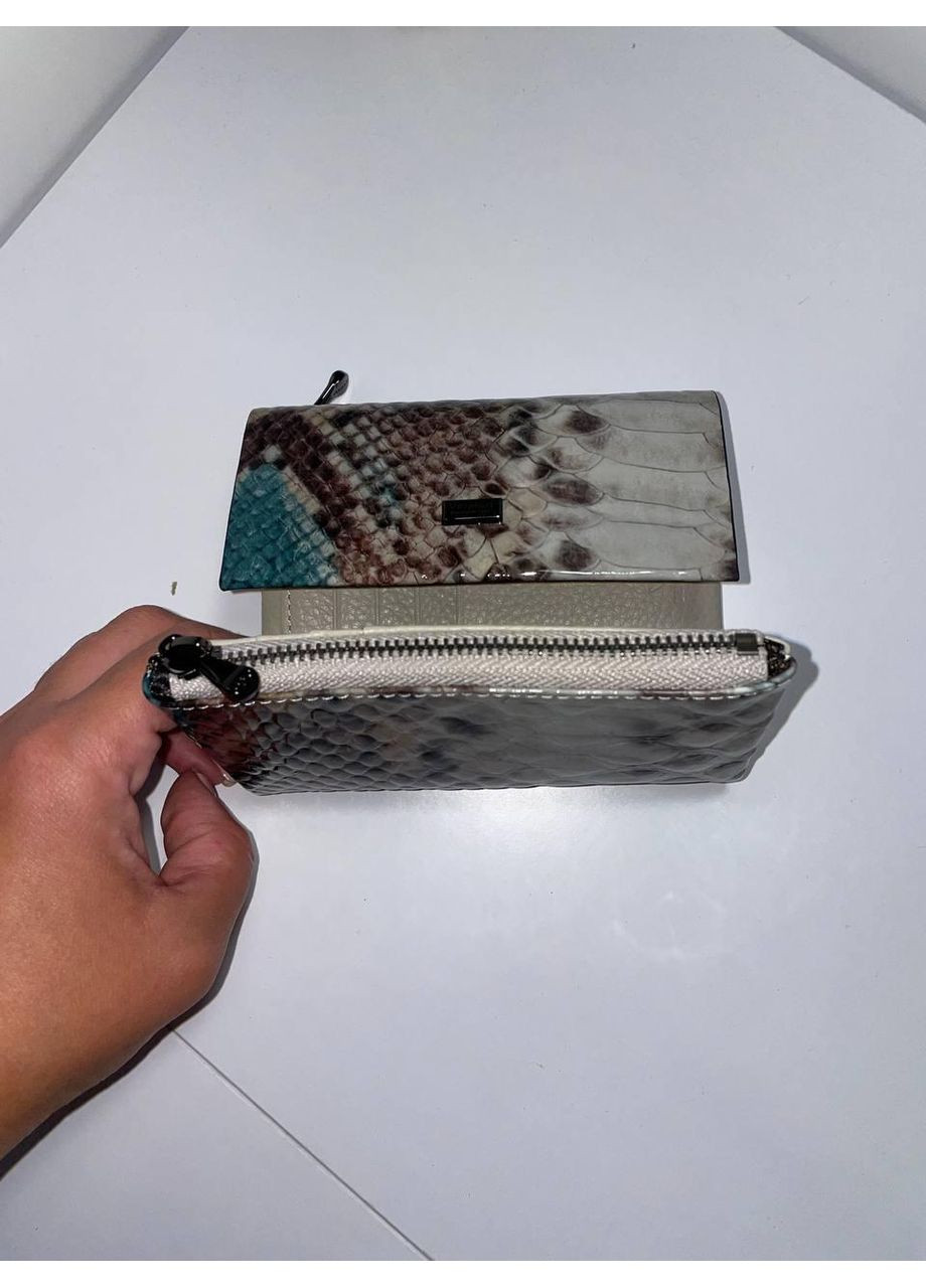 Шкіряний класичний гаманець під лаком з принтом питона маленький Vermari (369723610)