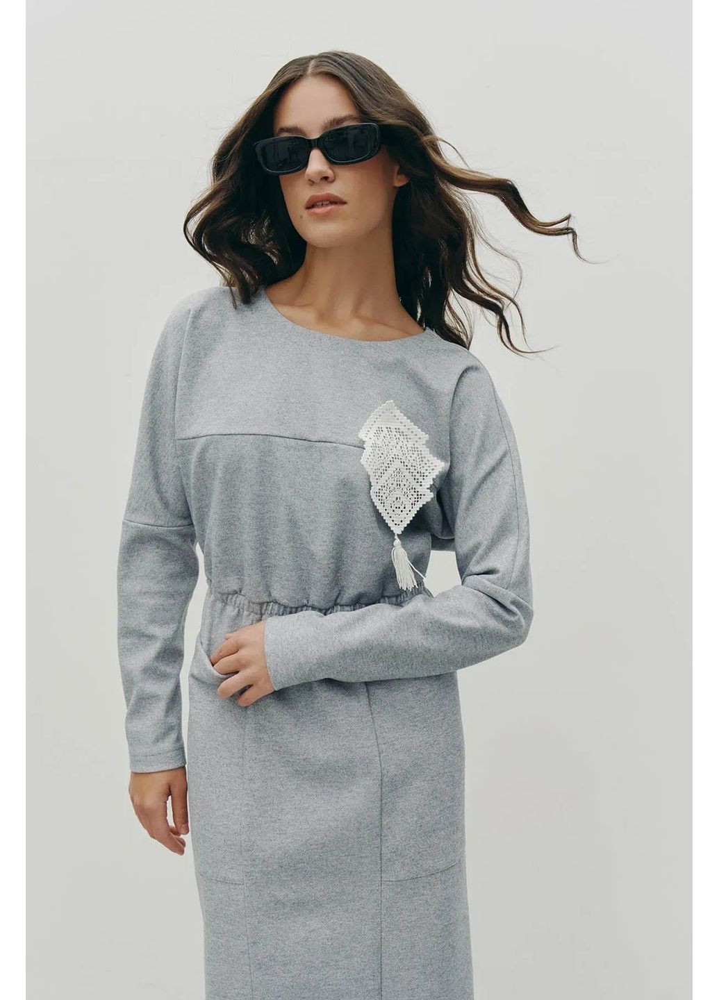 Серое теплое платье меди с брошью, цвет серый Rica Mare