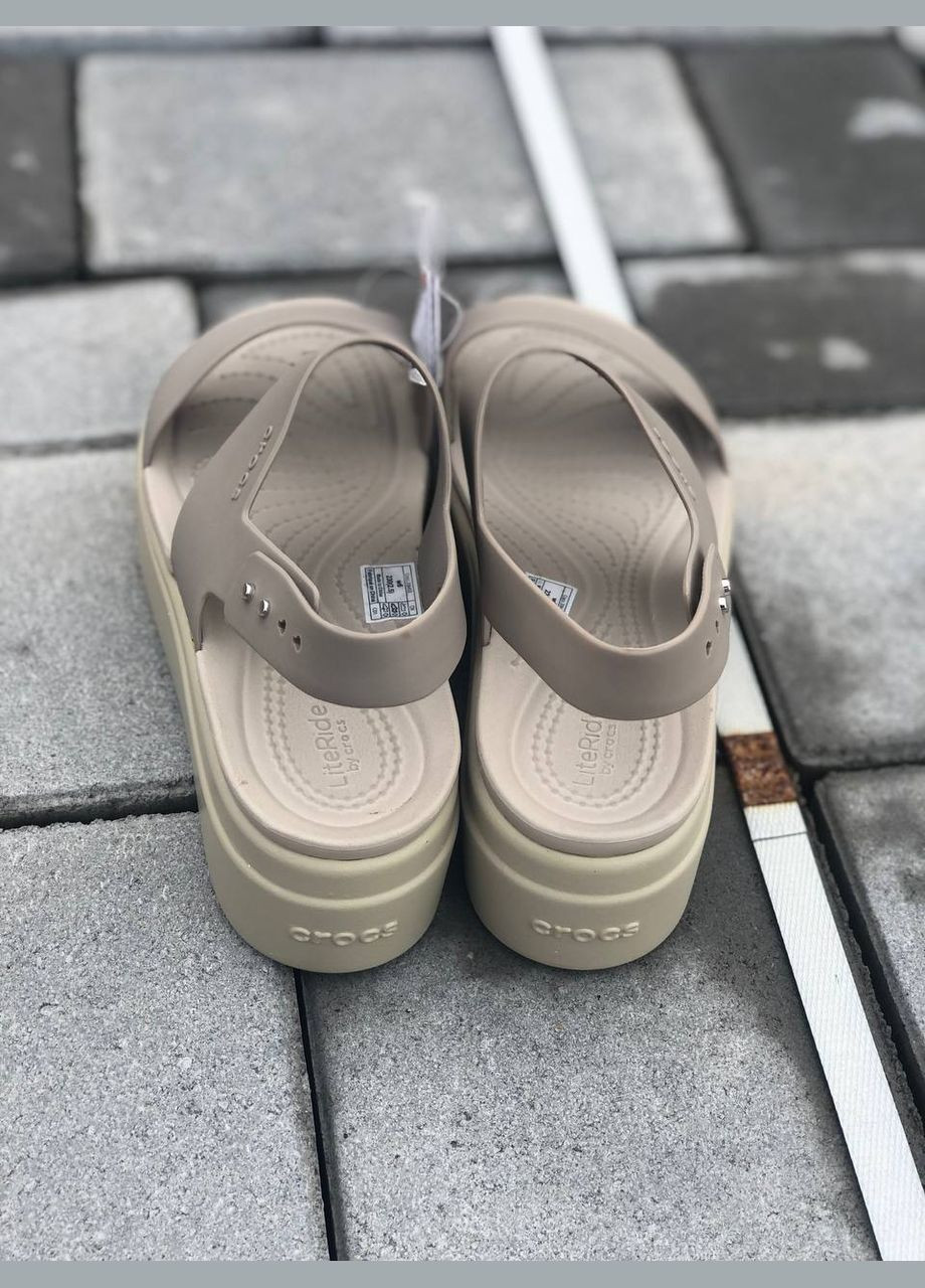 Светло-коричневые женские сандалии платформа лавандовые women's 4u low wedges sandal purple moon Crocs