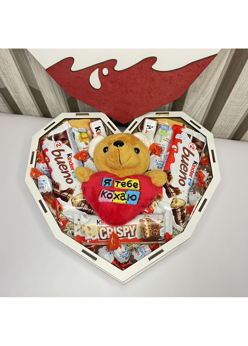 Подарочный бокс в деревянной коробке в форме сердца Kinder с мишкой и сладостями Kinder No Brand (354820424)