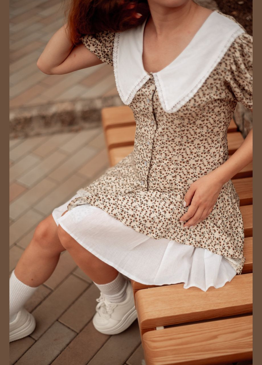 Бежевое коктейльное легкое женское платье в принт с белым воротничком клеш V.O.G. с цветочным принтом