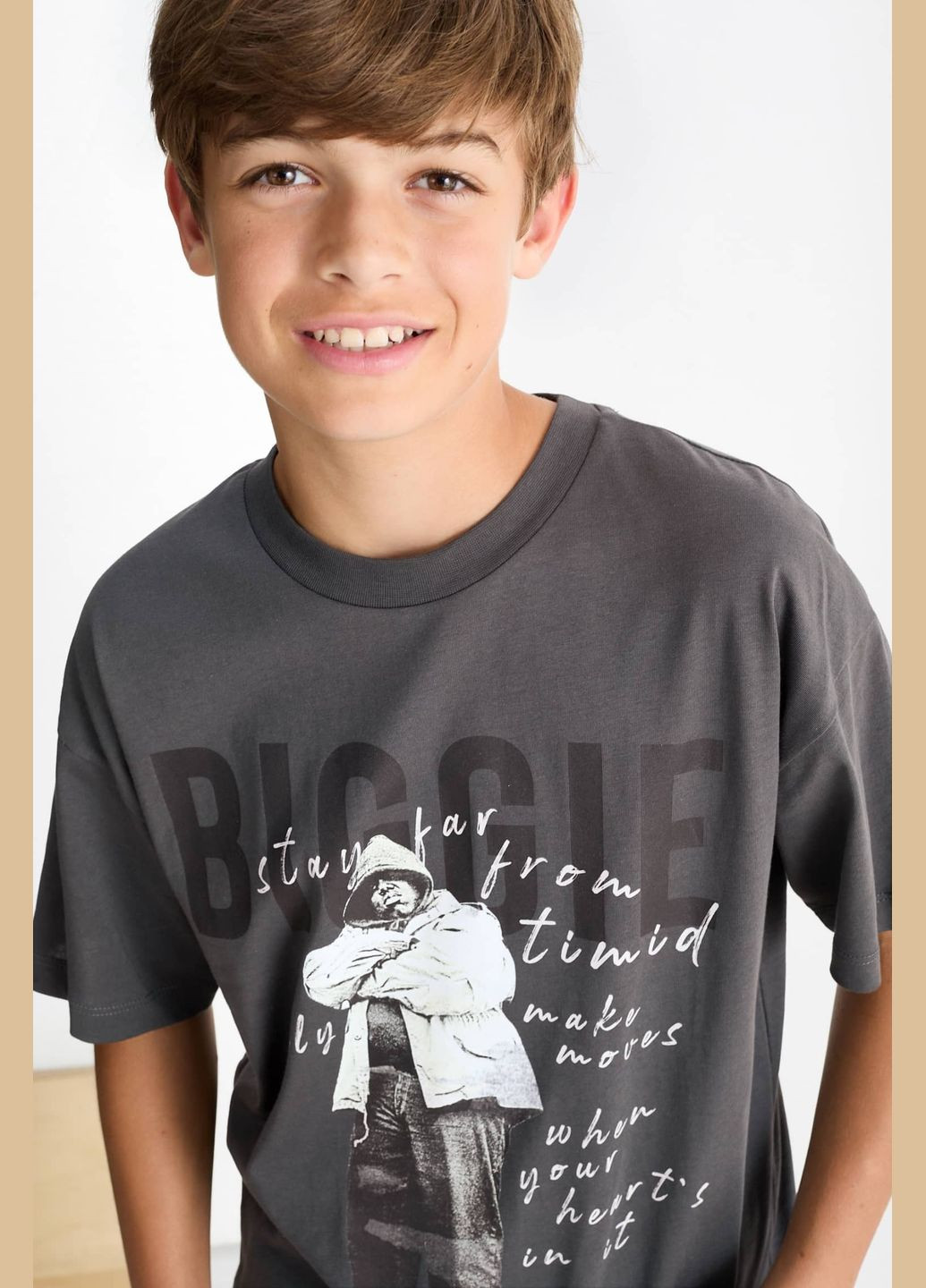 Темно-сіра літня підліткова футболка для хлопчика темно-сіра 2227040 C&A