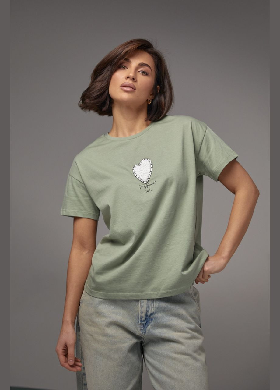 Хаки (оливковая) женская футболка украшена сердцем из бисера и страз PEPPER MINT
