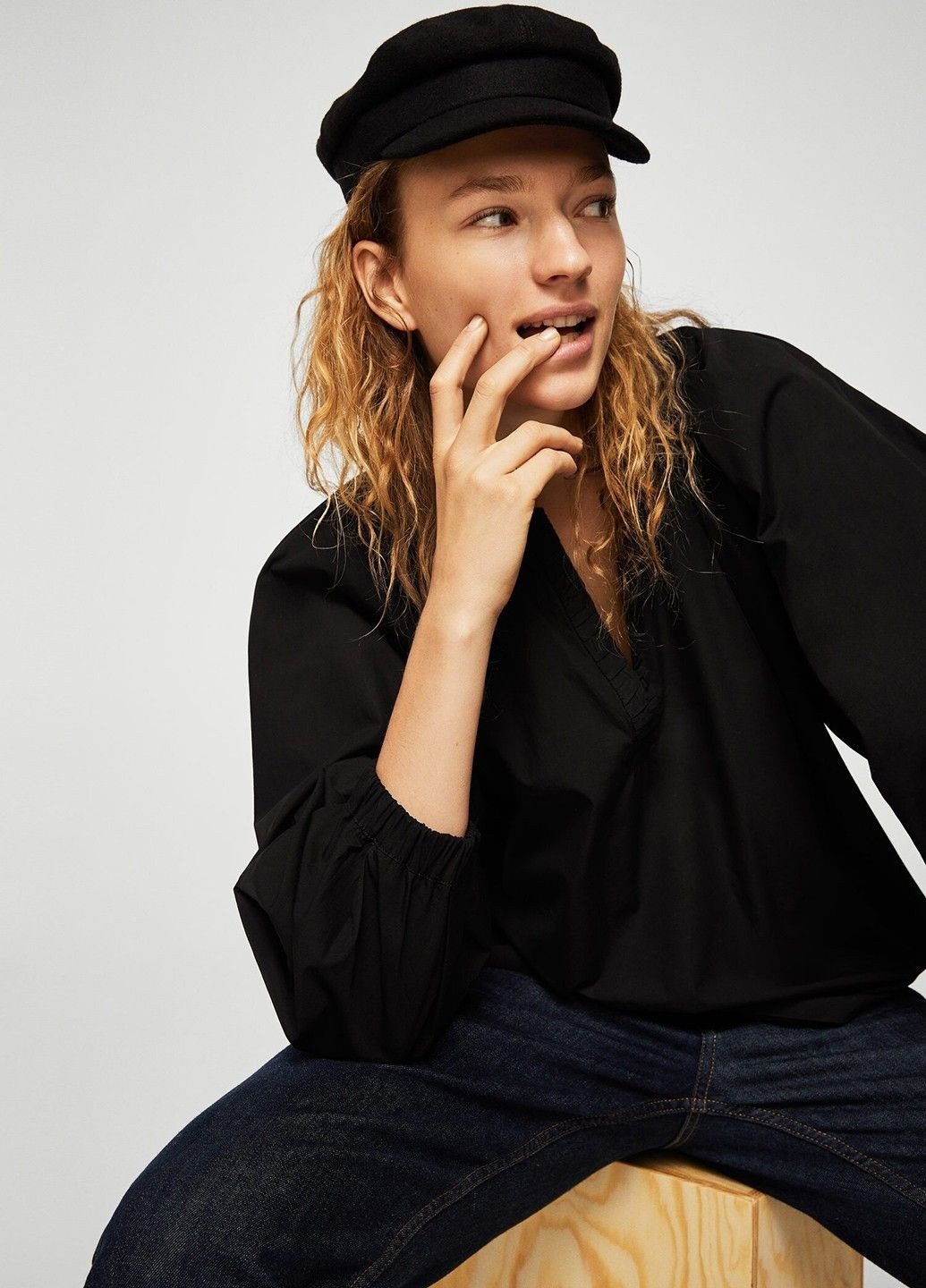 Чорна блуза Mango