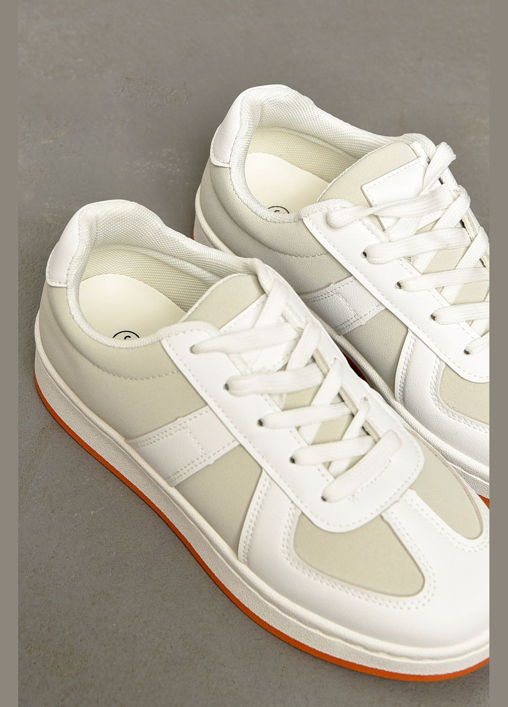 Кроссовки женские бело-серого цвета на шнуровке Let's Shop белые демисезоны (317318863)