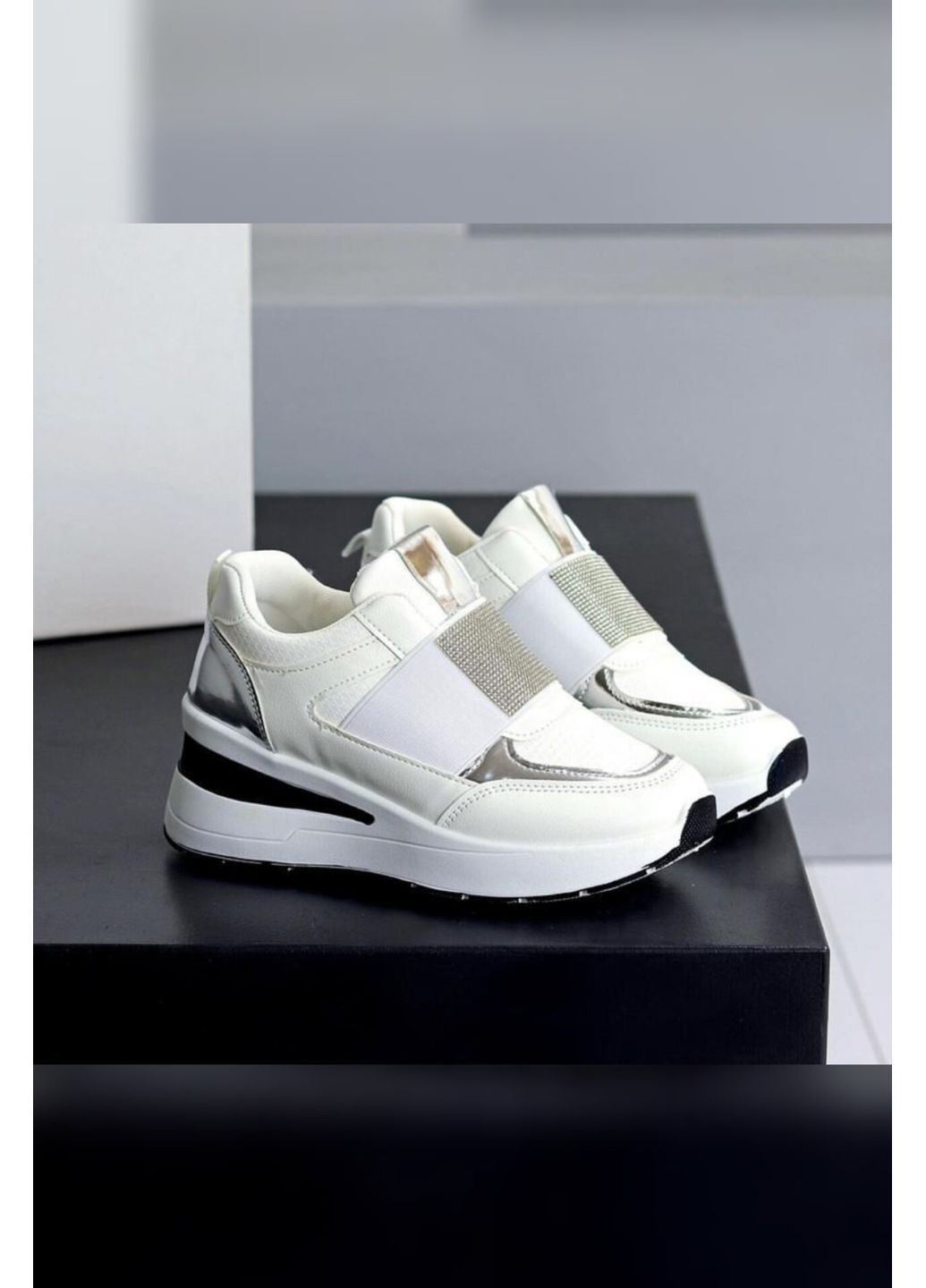 Женские белые сникерсы на танкетке с серебристыми вставками – стильные кроссовки для лета Viki Кросівки белые лето (367079393)