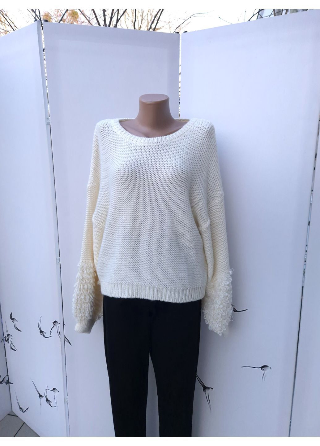 Молочный демисезонный свитер женский с петельками на рукавах джемпер Kiabi