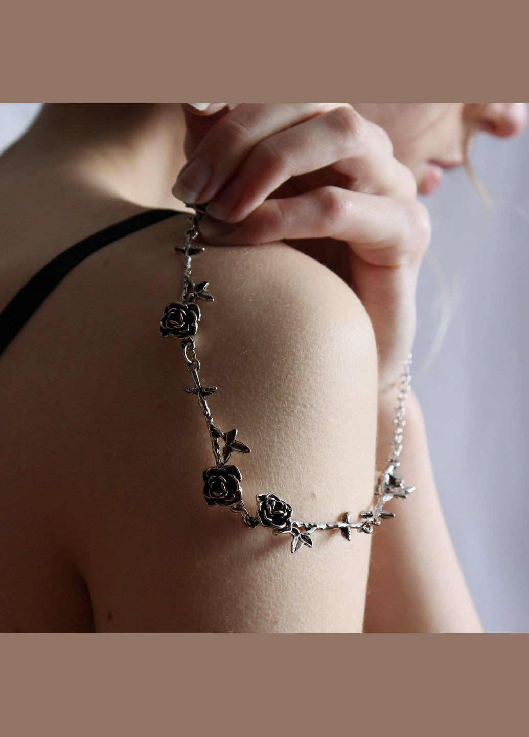 Ланцюжок-кольє сріблястий готичний з сріблясто-чорними трояндами намисто панк гранж y2k ретро чокер химерний елегантний вінтаж No Brand (307288345)