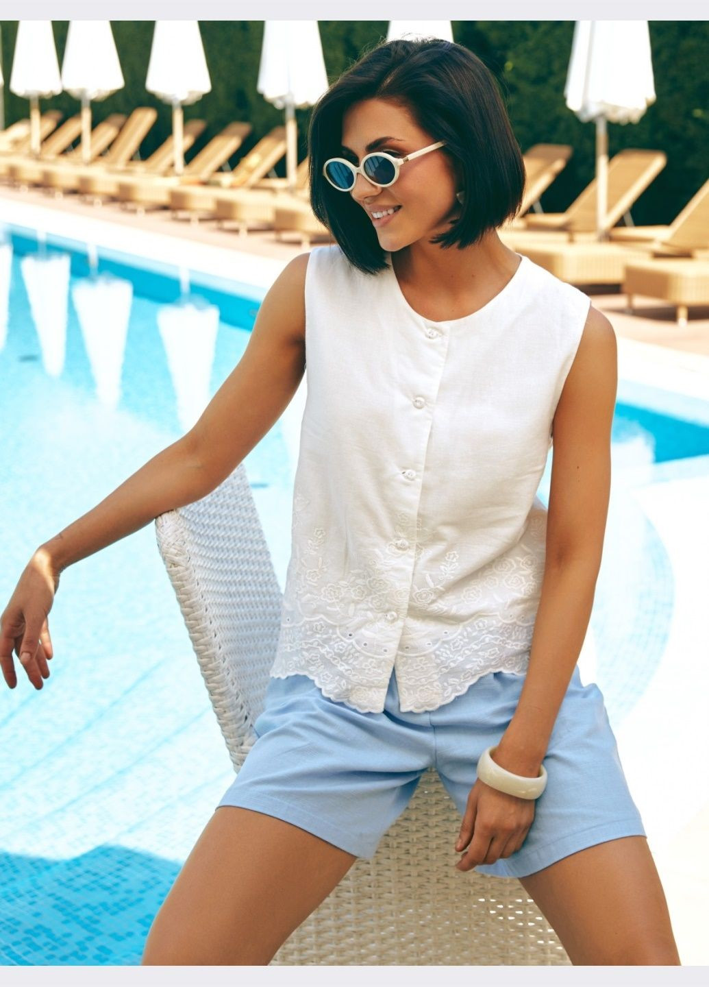 Молочна блузка молочного кольору без рукавів та на ґудзиках Dressa