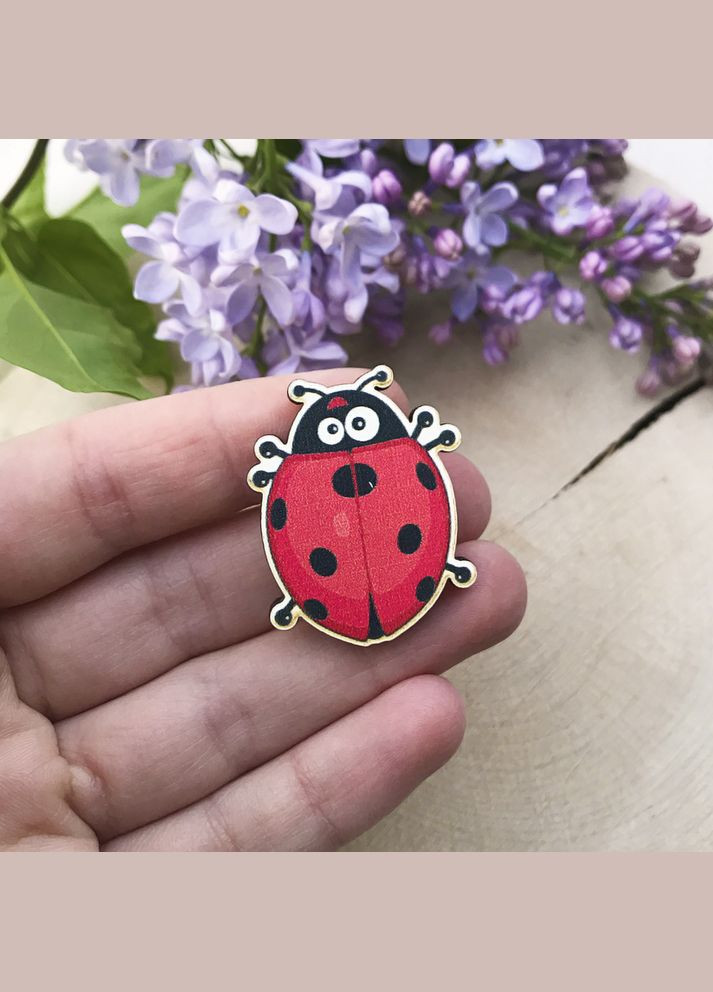 Деревянный значок "Божья коровка" Cozy-Up (291162360)