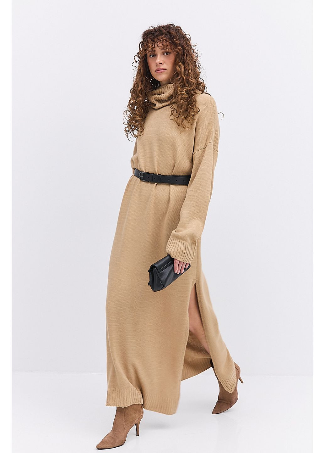 Бежевое вязаное зимнее платье с высоким воротником и разрезом сбоку Arjen