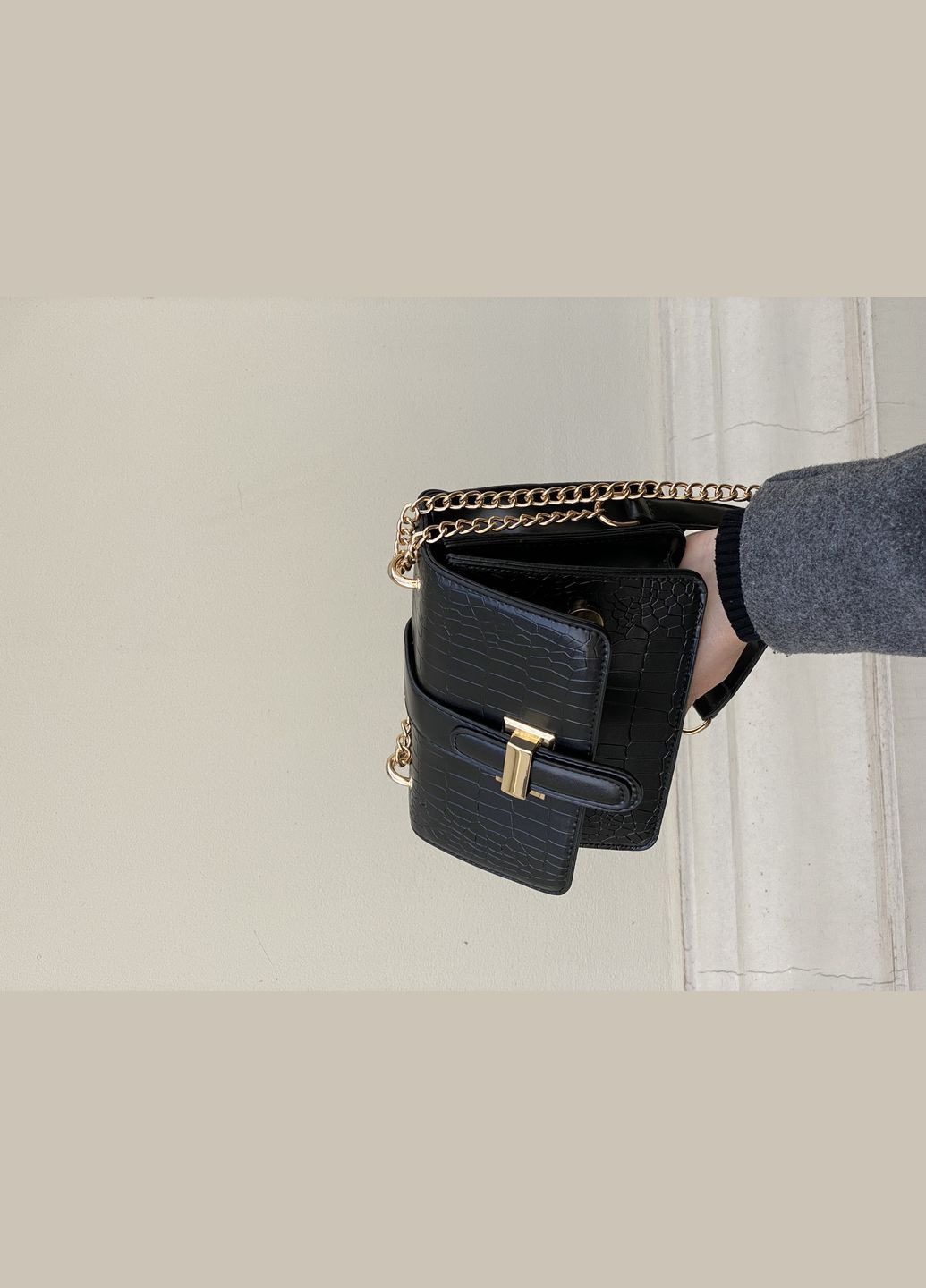 Жіноча класична сумка рептилія через плече крос-боді на товстому ланцюжку чорна No Brand (284346827)