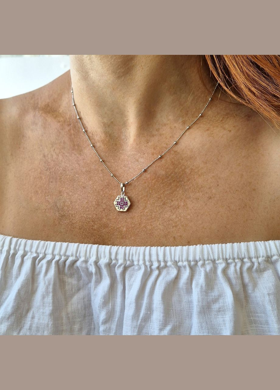 Серебряная подвеска кулон Вышиванка с Малиновыми камнями серебро 925 пробы Черненное 89105рб 1.53г No Brand (306743209)