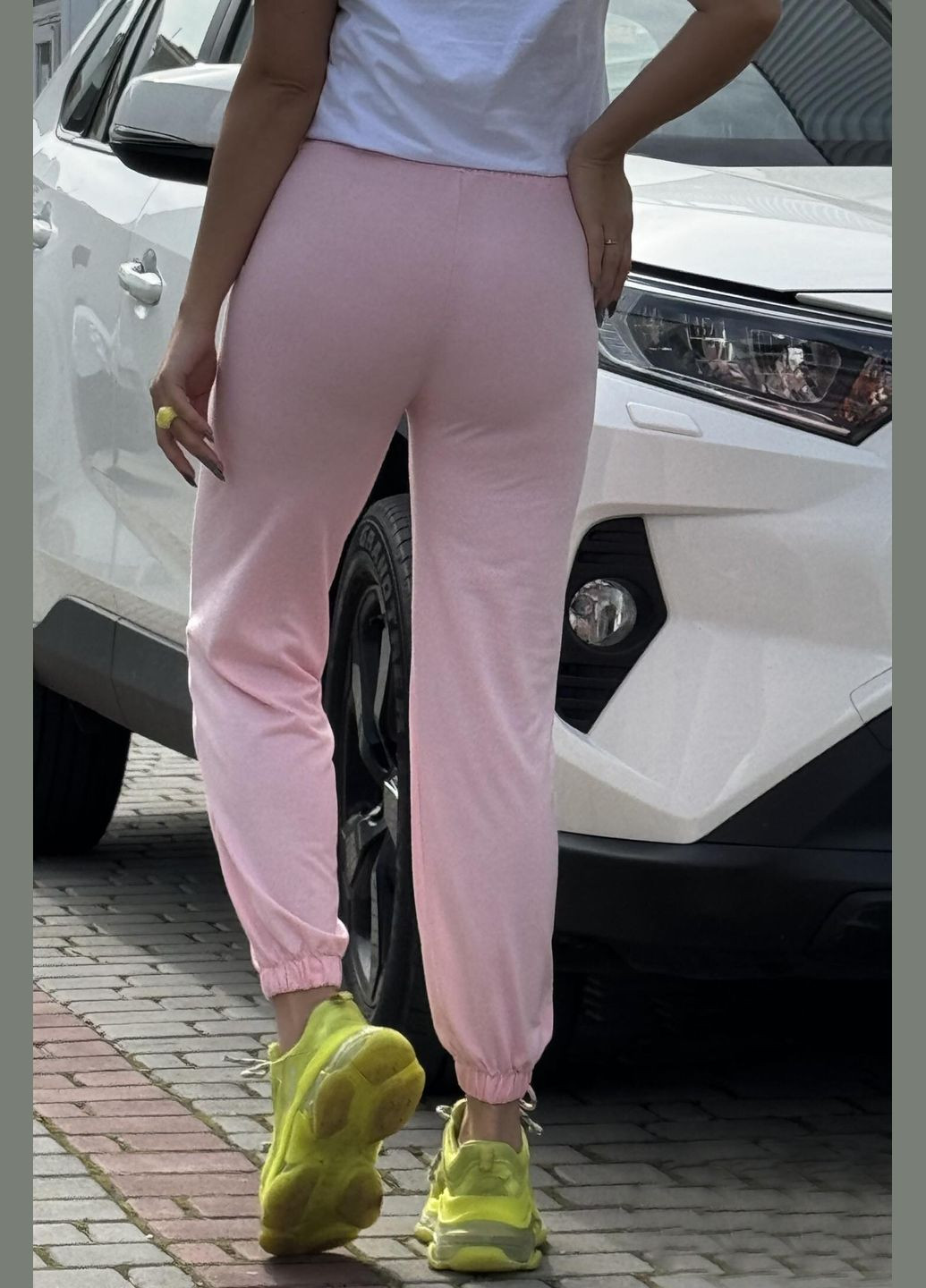 Спортивні штани жіночі рожевого кольору Let's Shop (292755031)