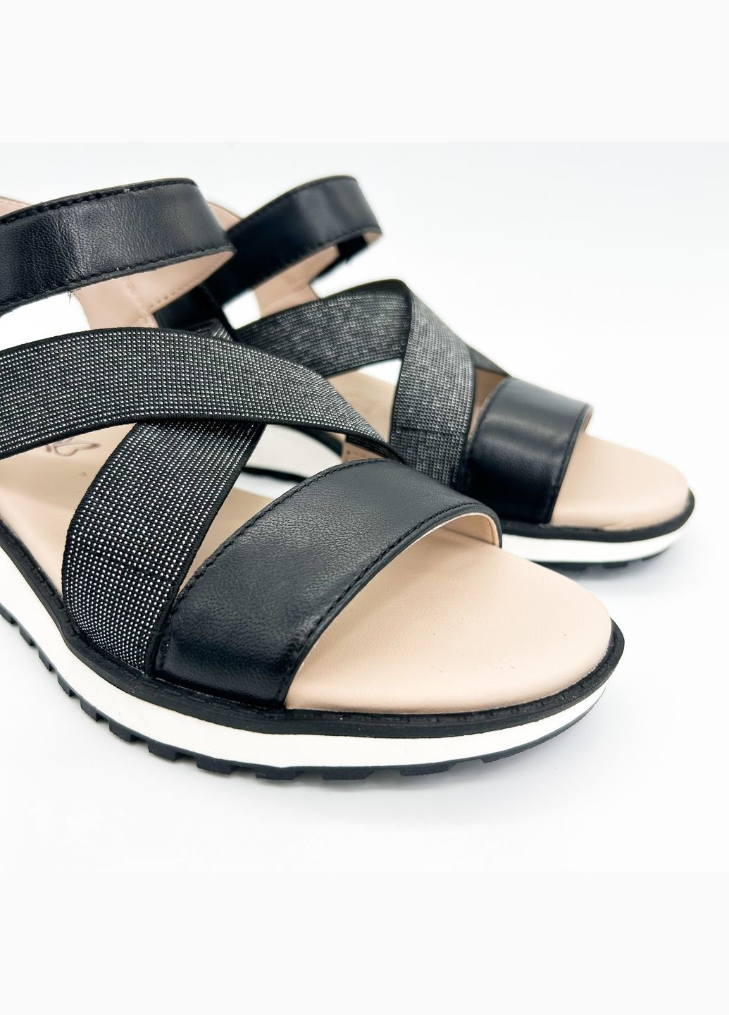 Черные босоножки (р) кожа 0-1-1-9-28704-44-022 Caprice на резинке