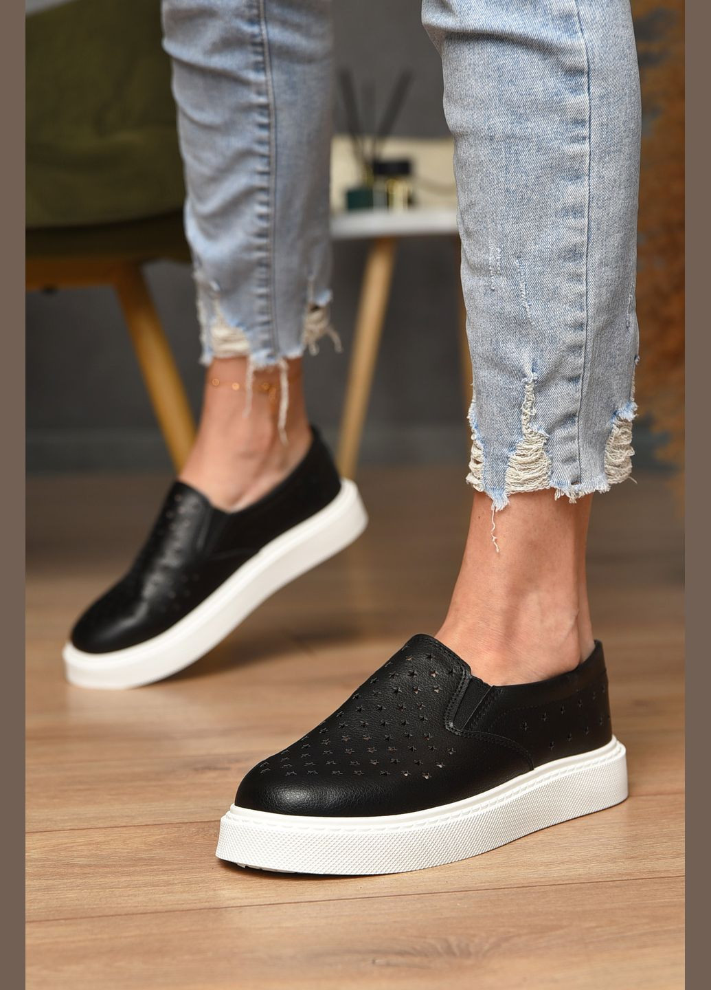 Черные слипоны женские черного цвета Let's Shop однотонные