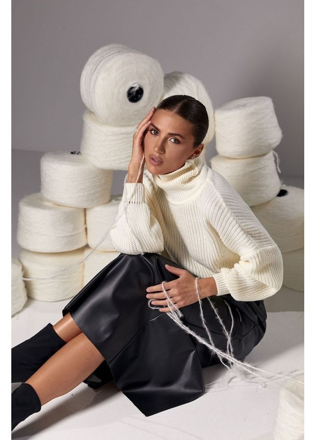 Молочний демісезонний светр жіночий укорочений комір хомут спущений рукав No Brand