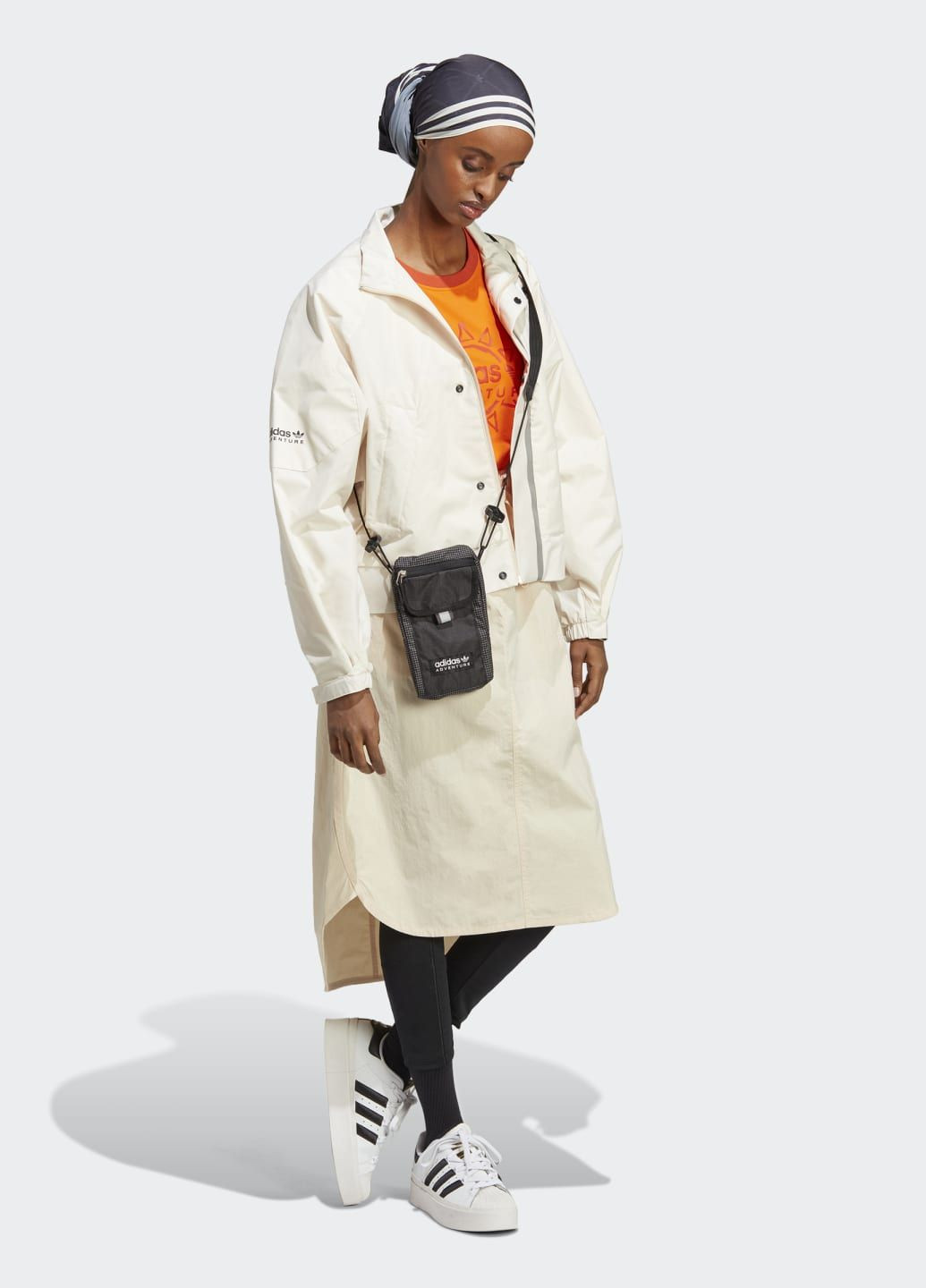Біла демісезонна куртка adventure crop adidas