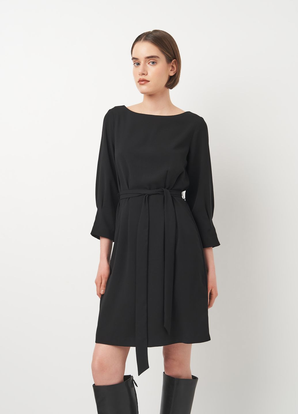 Черное кэжуал платье с поясом H&M однотонное