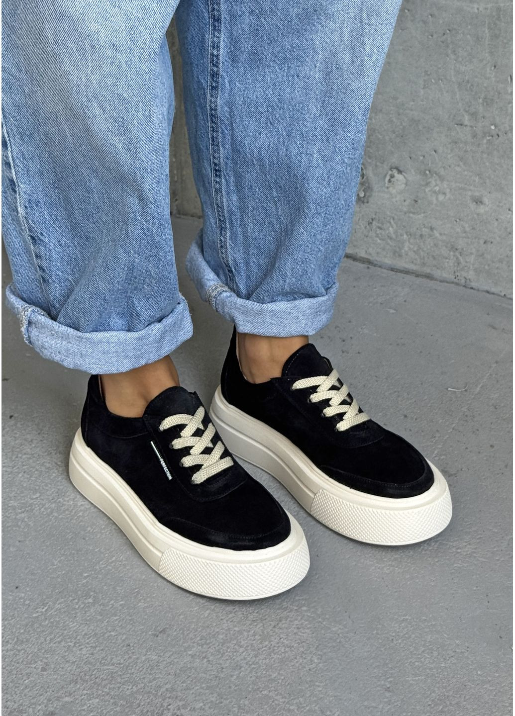 Чорні кеди чорні з натуральної замші на світлій підошві INNOE Кеди