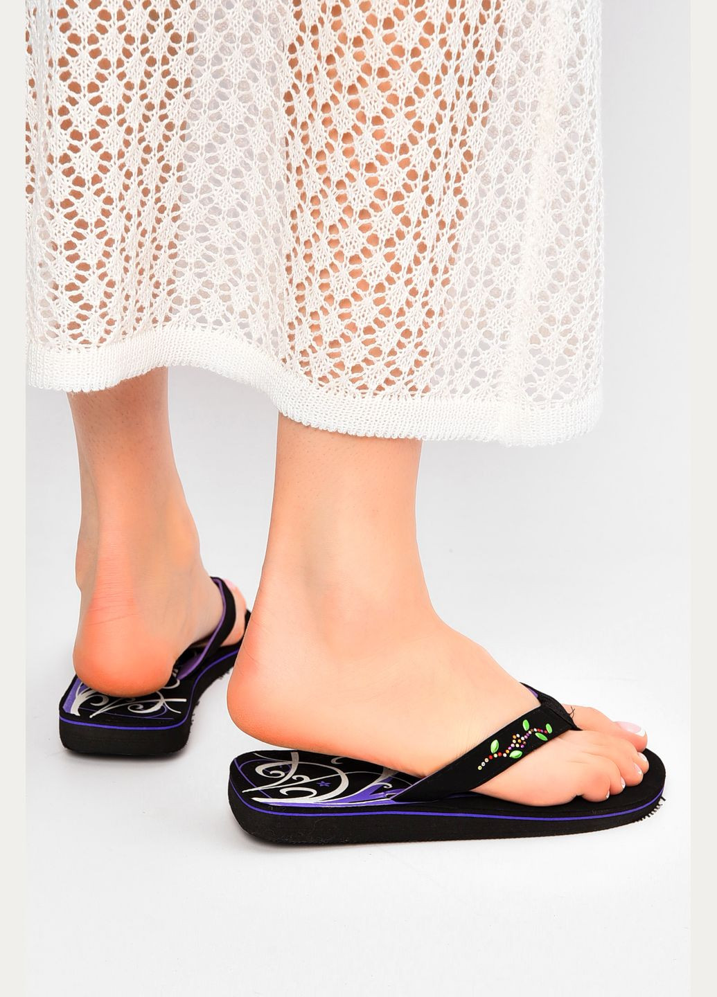 Черные пляжные вьетнамки женские пена черного цвета Let's Shop со стразами