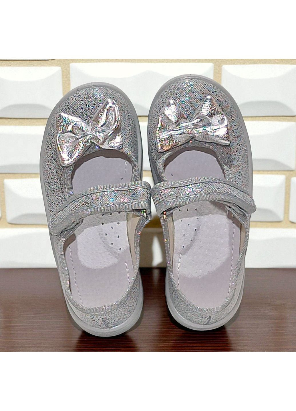 Серебристые ортопедические тапочки на липучке для девочки сменная обувь в садик валди Waldi с бантом