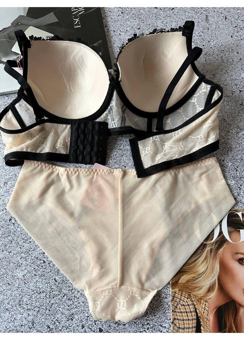 Бежевий жіноча нижня білизна на чашку с комплект бежевого кольору Velencosa