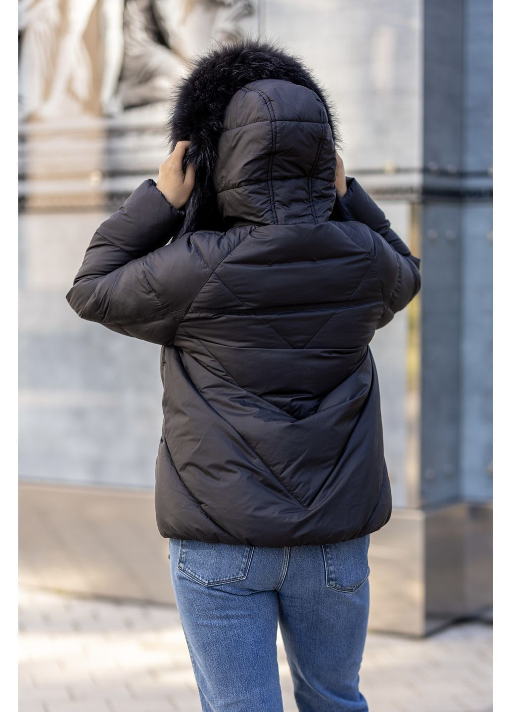 Черная зимняя зимняя женская короткая куртка с мехом енота 65526 Visdeer