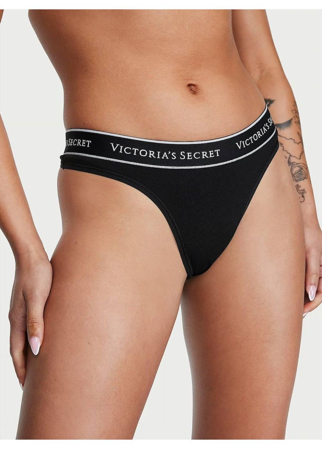Трусики-стрінги жіночі бавовняні з лого Logo Cotton Thong Panty чорні Victoria's Secret (361154969)