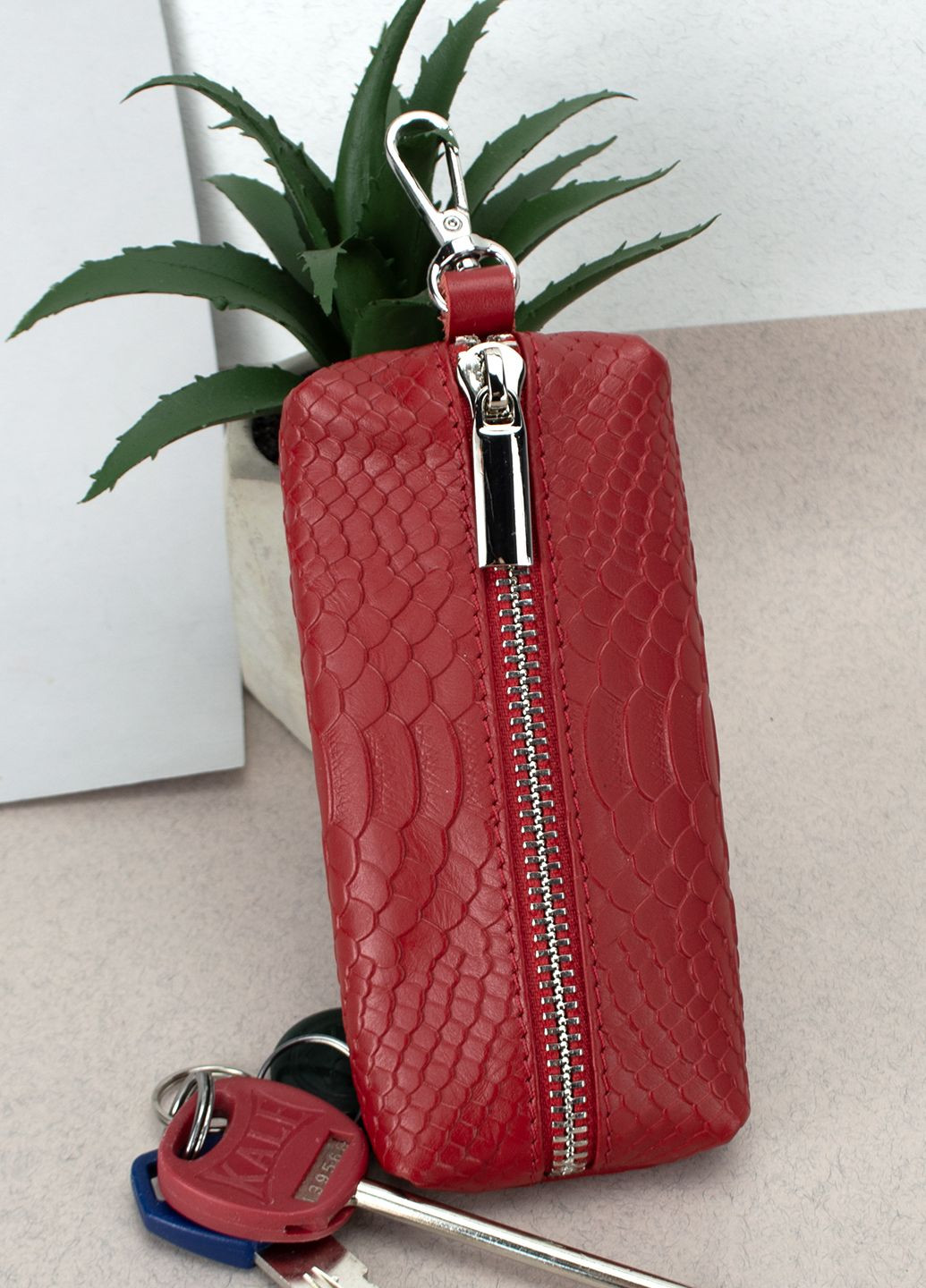 Ключниця жіноча шкіряна на блискавці Classic (червоний пітон) з карабіном HandyCover (280924873)