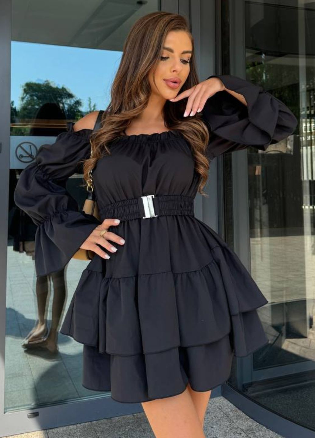 Черное повседневный изысканное легкое летнее мини платье с воланами и эластичным поясом с открытыми плечами Tik-Tak однотонное