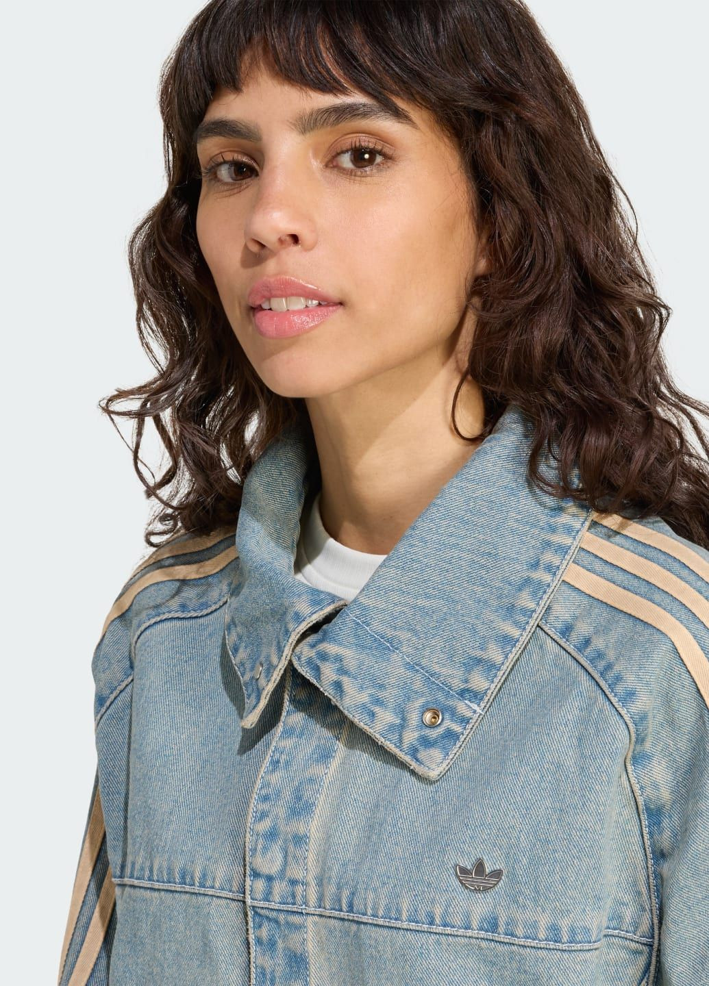 Синя демісезонна джинсова куртка premium essentials adidas