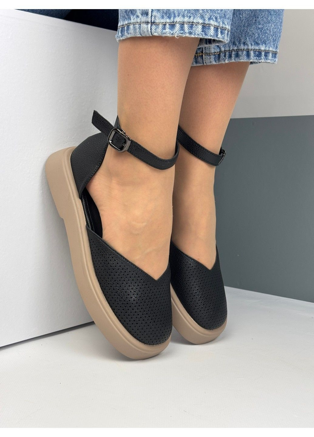 397 Босоніжки Шкіряні Чорні закриті з перфорацією Ailinda (335365768)